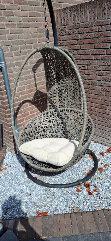Hangstoel met standaard en kussen, Tuin en Terras, Ophalen of Verzenden, Gebruikt, Wicker