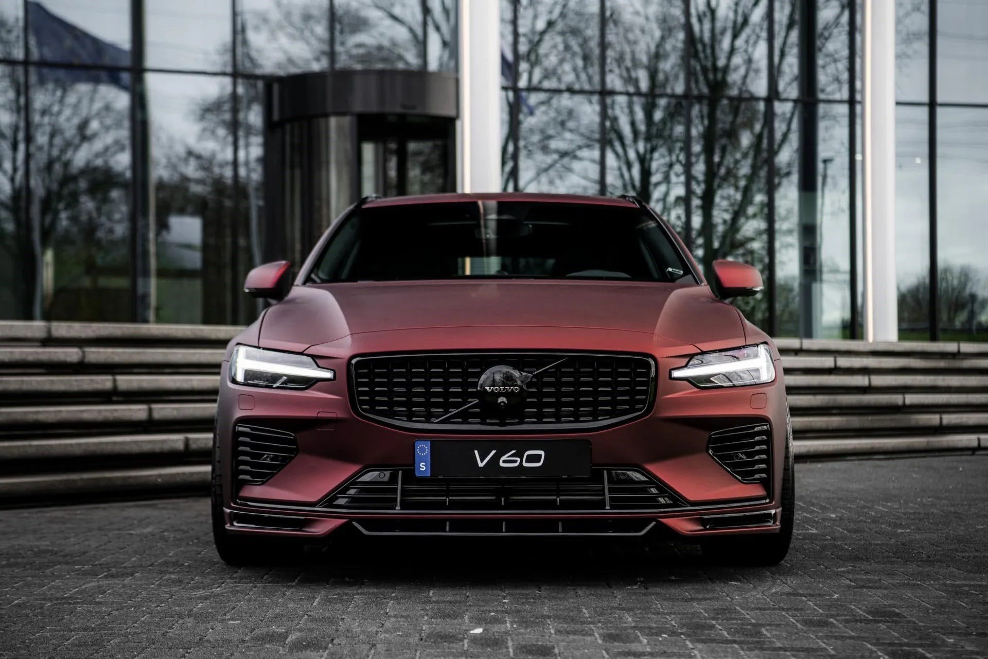 Volvo V60 2.0 T8 Hybrid AWD | Ultra Dark | Heico pakket | Po, Auto's, Gebruikt, 4 cilinders, Zwart, Te koop