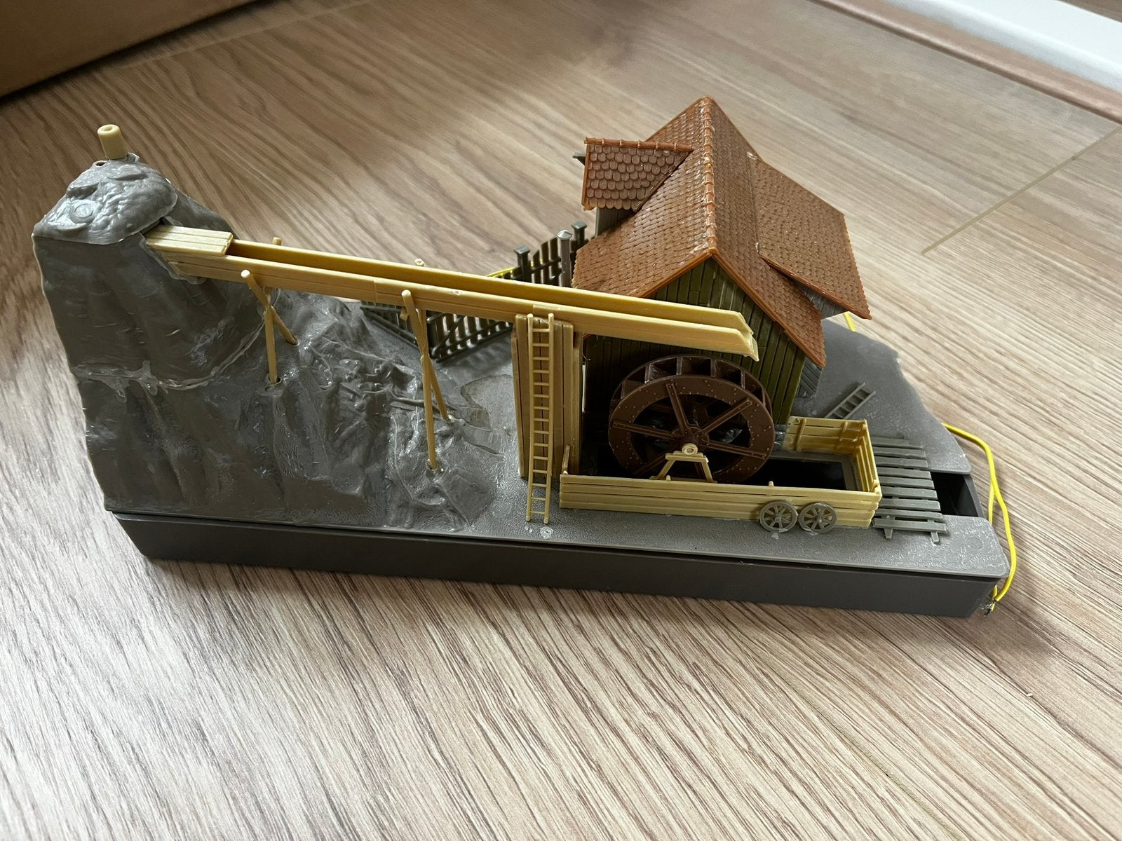 Faller 130225 watermolen berghuisje met waterpomp, Hobby en Vrije tijd, Modeltreinen | H0, Overige merken, Gelijkstroom of Wisselstroom