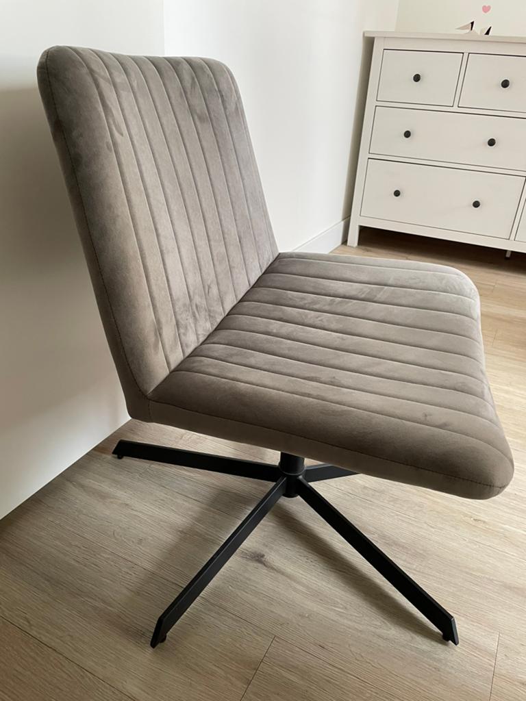 Draaibare brede lichtgrijze stoel, Huis en Inrichting, Stoelen, Ophalen, Overige materialen, Zo goed als nieuw, Eén