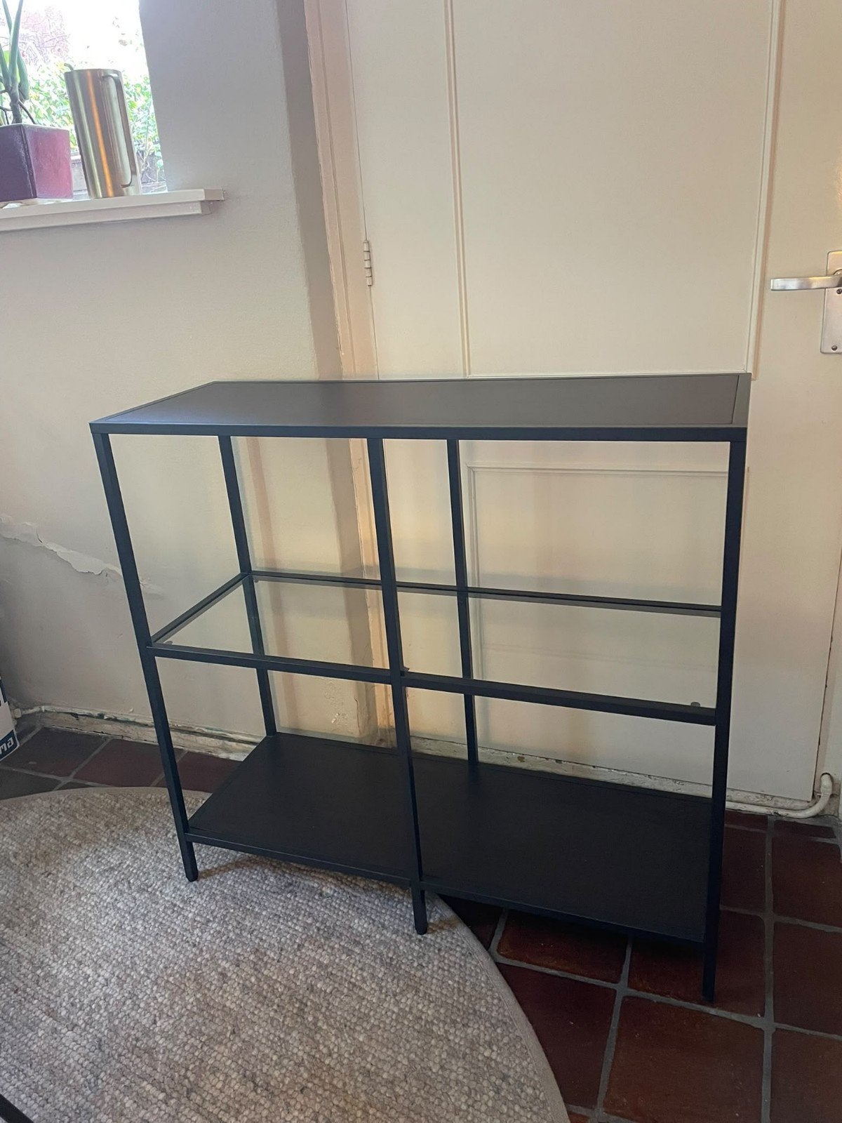 Zwart metalen rek met glazen en houten planken, Huis en Inrichting, Ophalen of Verzenden, Zo goed als nieuw