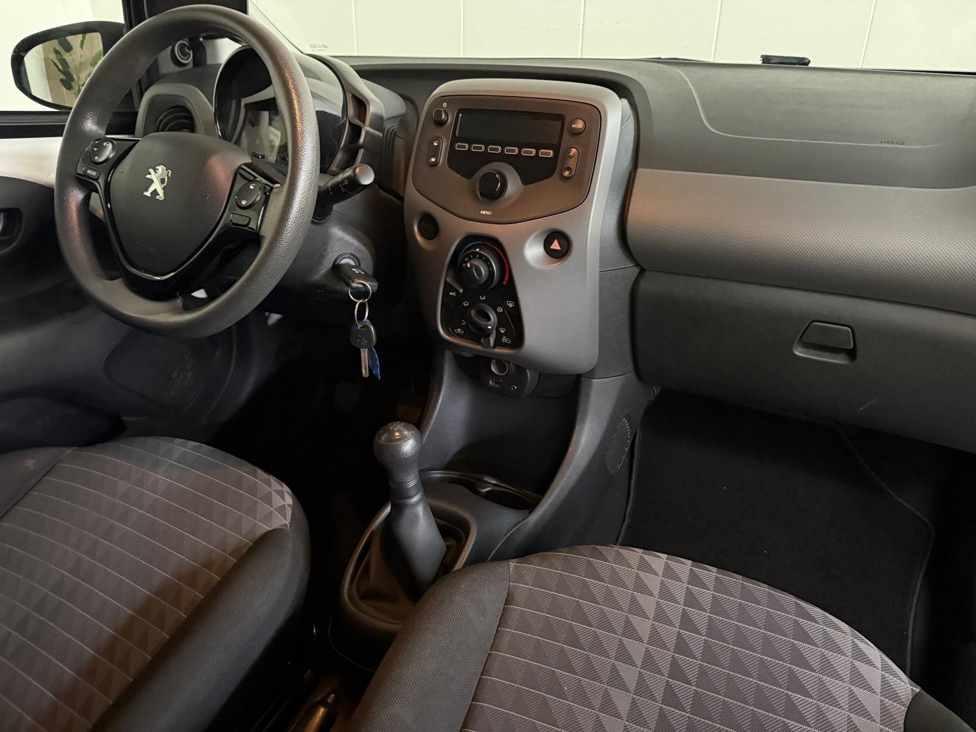 Peugeot 108 1.0 e-VTi Black & White Active Airco, Navigatie, Voorwielaandrijving, Gebruikt, Euro 6, 4 stoelen