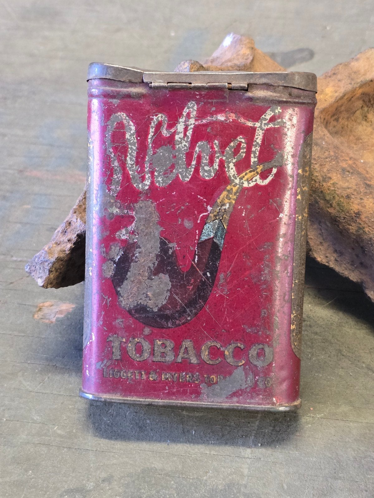 WWII US Velvet tobacco tin, Ophalen of Verzenden, Amerika, Embleem of Badge