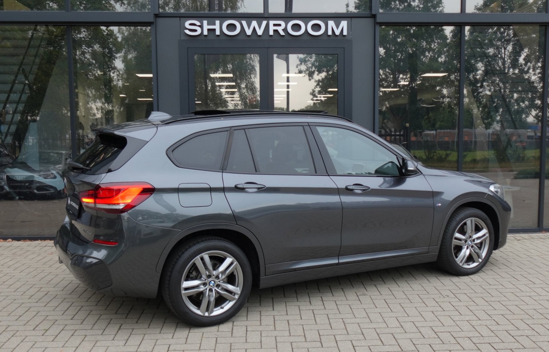 BMW X1 xDrive25e Executive PANO NAVI CAM VOL, Dealer onderhouden, Stof, Gebruikt, Zwart