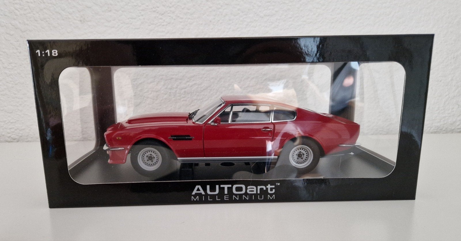 1:18 Aston Martin V8 AutoArt - Suffolk Red, Hobby en Vrije tijd, Ophalen of Verzenden, Nieuw, Auto, Autoart