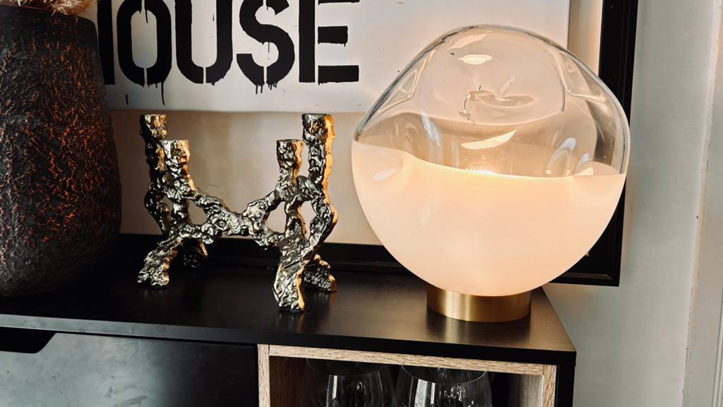 Design Moderne glazen tafellamp met messing voet, Ophalen of Verzenden, Nieuw, Glas