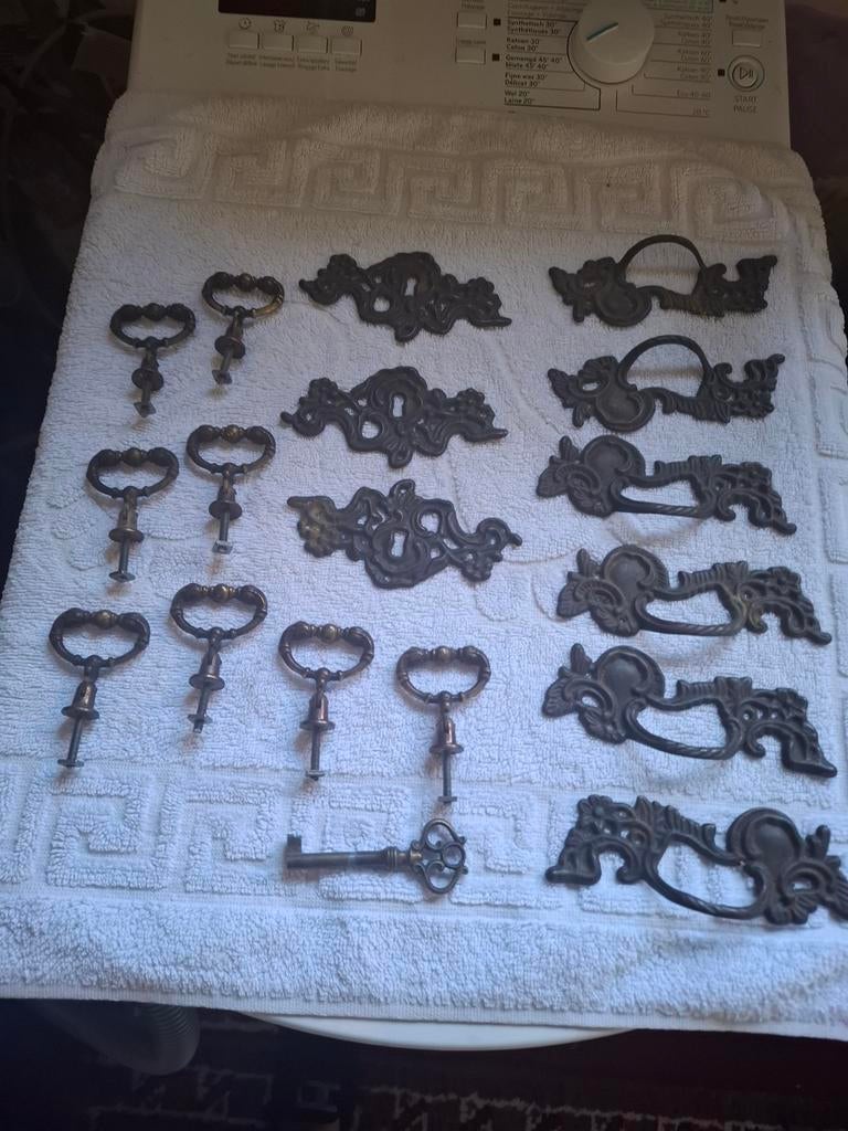Antieke bronzen lade- en kastgrepen, set van 18, Antiek en Kunst, Ophalen of Verzenden