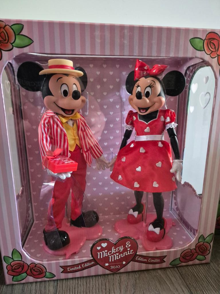 MICKEY MOUSE AND MINNIE MOUSE VALENTINE'S DAY DOLL SET, Ophalen of Verzenden, Mickey Mouse, Nieuw, Beeldje of Figuurtje