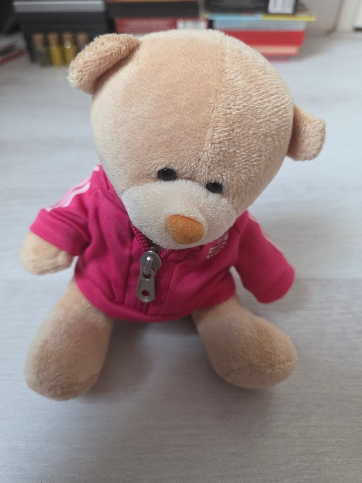 Schattige Adidas knuffelbeer - van de kermis, Overige merken, Verzenden, Beer, Zo goed als nieuw