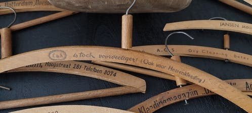 VERZAMELING VAN 19 OUDE HOUTEN RECLAME KLEDING-HANGERTJES, Ophalen of Verzenden