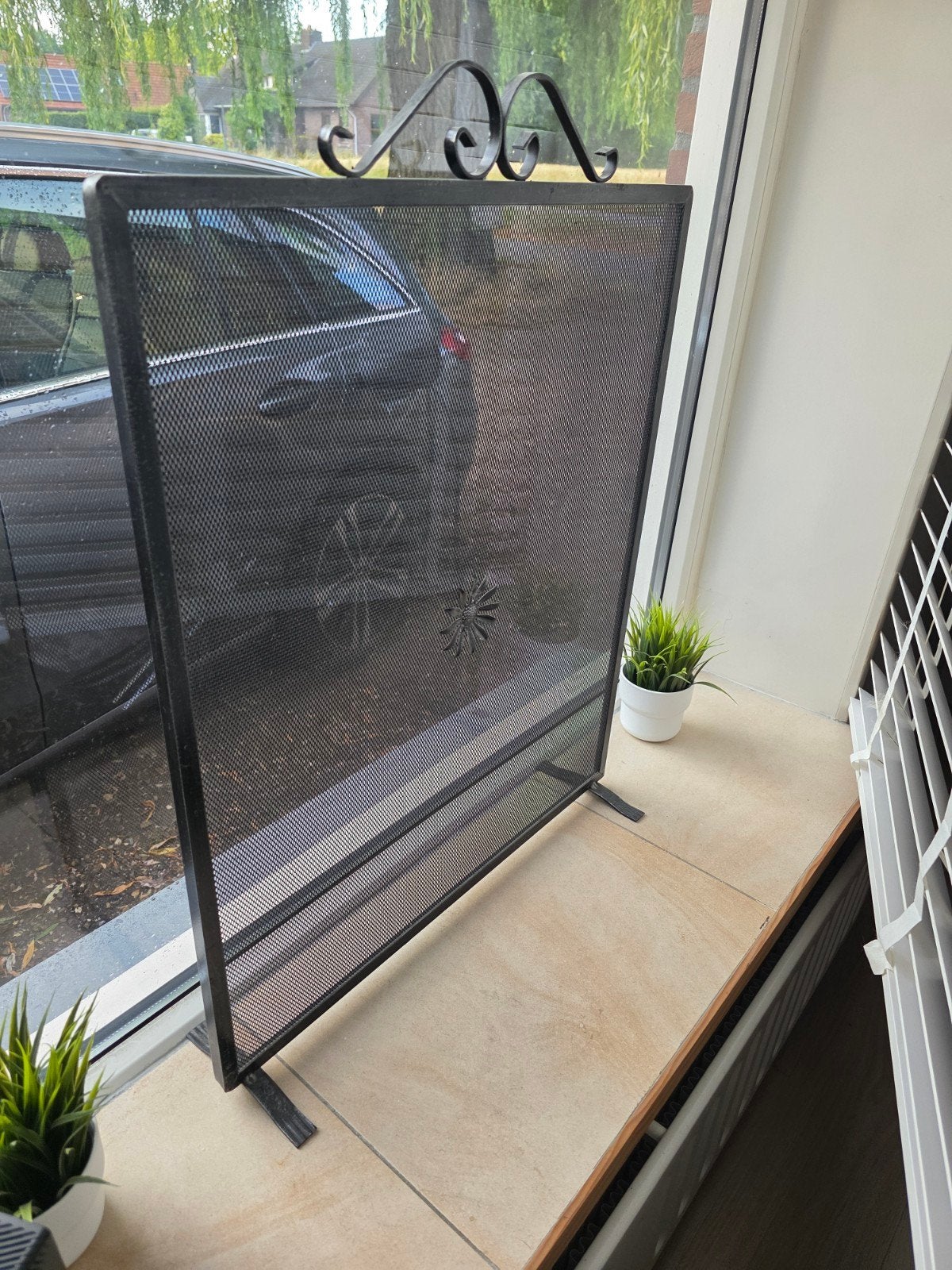 Zwart metalen haardscherm met decoratieve krullen, Antiek en Kunst, Ophalen of Verzenden