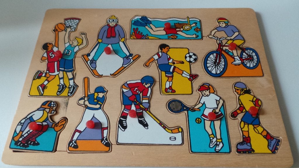 Sint 5 dec: Houten knopjespuzzel inlegpuzzel diverse sporten, Ophalen, Minder dan 10 stukjes, Zo goed als nieuw, 2 tot 4 jaar