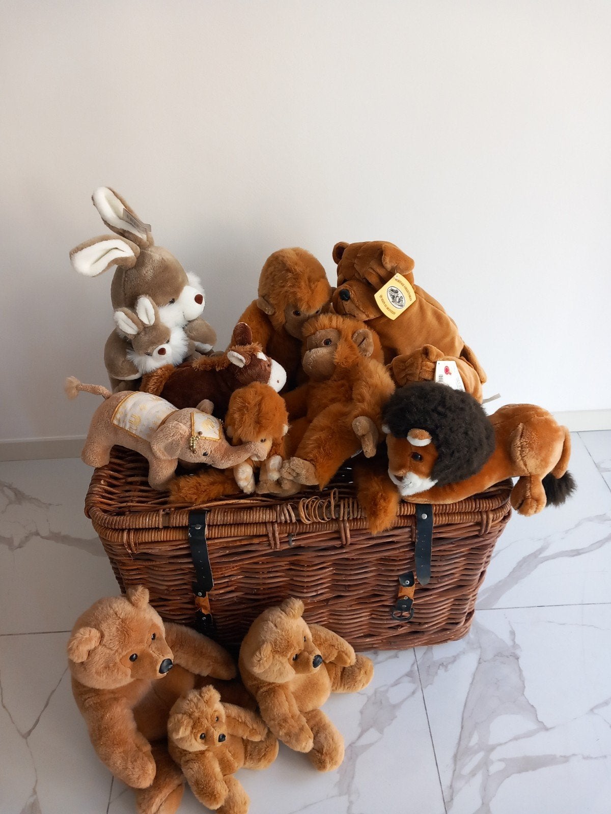 Grote mand vol knuffels: berenfamilie, leeuw, hond, konijn, Ophalen, Gebruikt, Beer, Middelgroot (20 tot 80 cm)