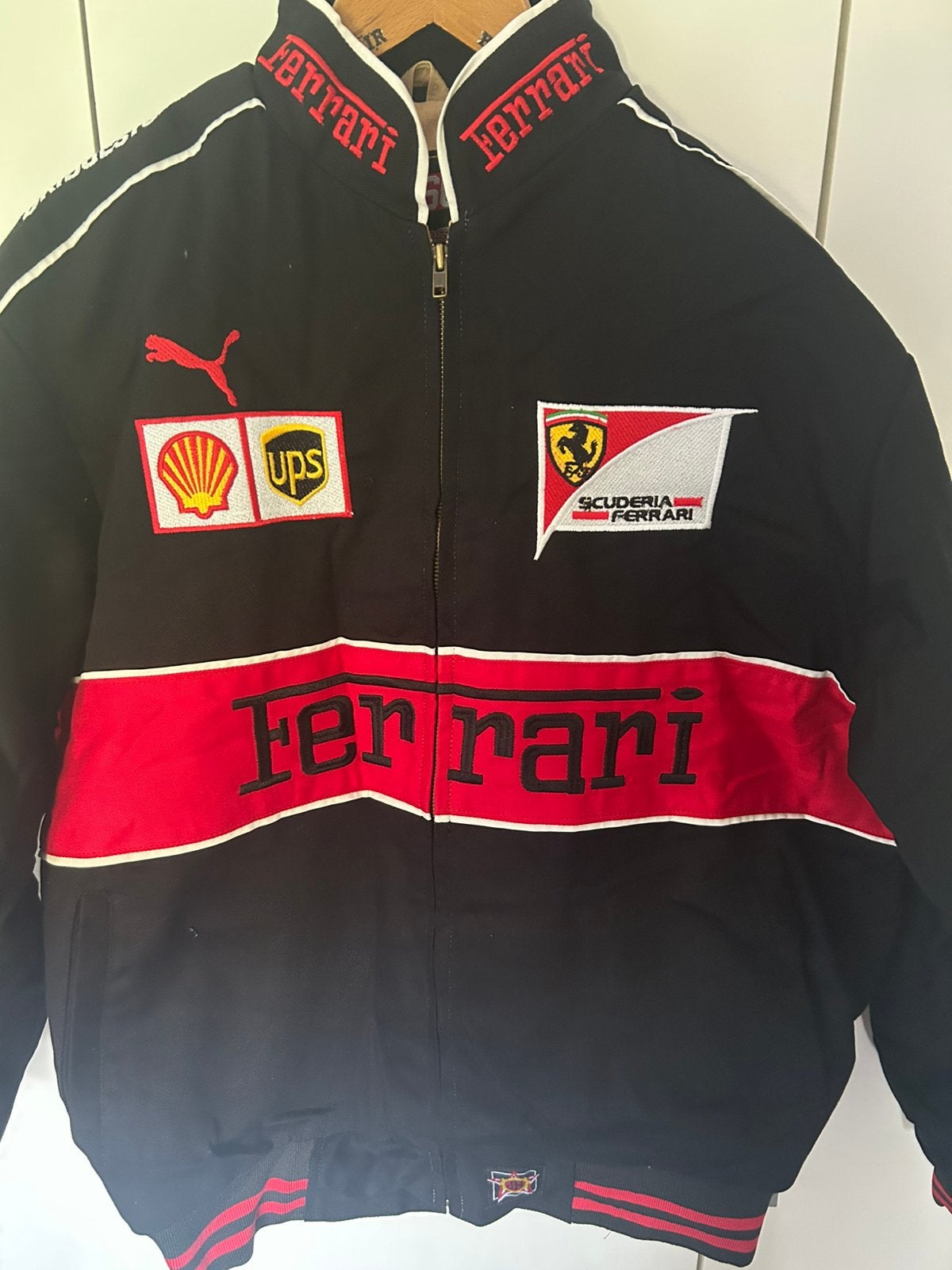 Ferrari nascar jas maat L in nieuw staat, Ophalen of Verzenden, Zo goed als nieuw, Maat 52/54 (L), Zwart