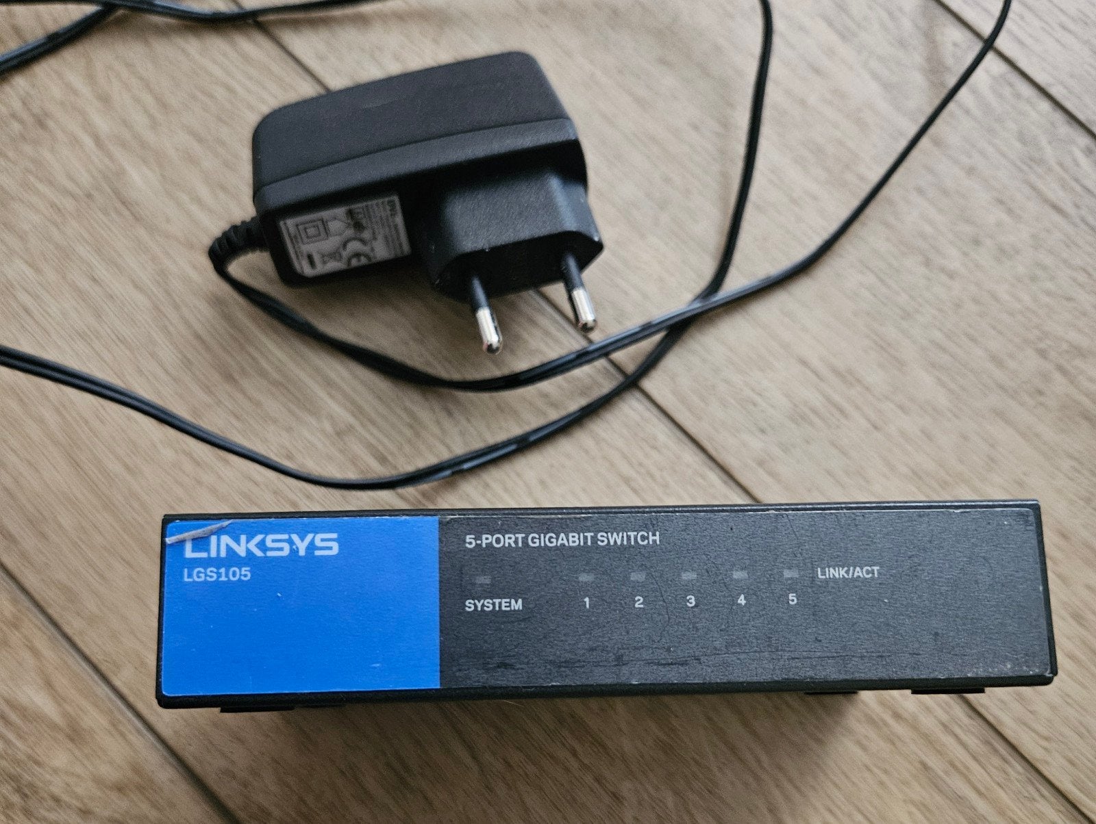 Linksys LGS105 5-poorts Gigabit Switch met adapter, Computers en Software, Netwerk switches, Ophalen of Verzenden