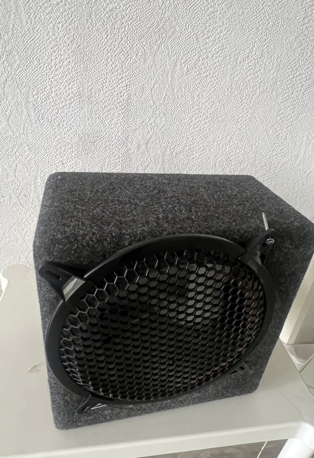 10 inch subwoofer kist compact met grill, Auto diversen, Ophalen of Verzenden, Zo goed als nieuw