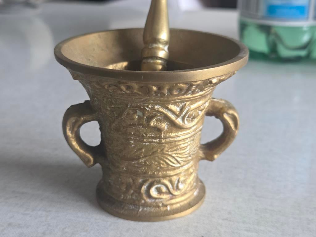 Kleine messing vijzel met stamper