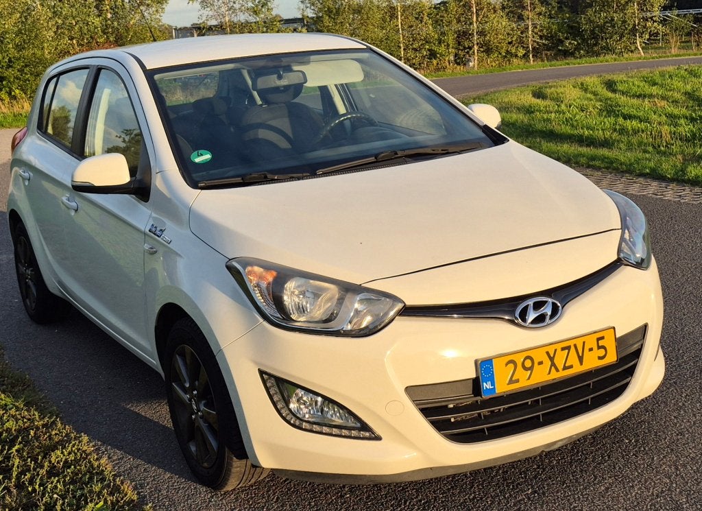 Hyundai i20 1.2I 5-DRS 2012 Wit, Auto's, Euro 5, 4 cilinders, Wit, Origineel Nederlands
