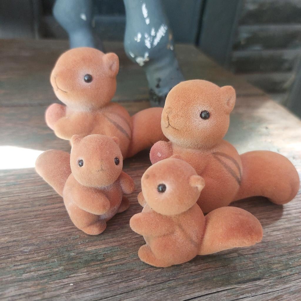 Leuke familie van 4 flock eekhoorns, 2x 5,5 cm hoog en 2x 4, Antiek en Kunst, Ophalen of Verzenden