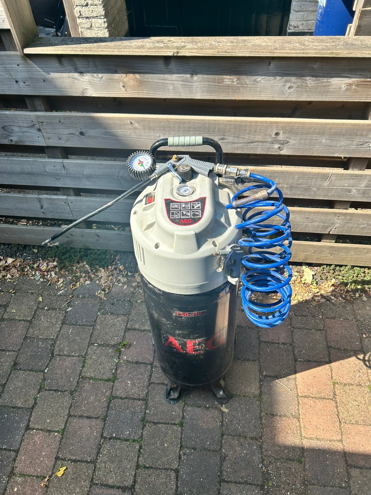 Aeg compressor, Doe-het-zelf en Verbouw, Compressors, Ophalen, 6 tot 10 bar, Zo goed als nieuw, Minder dan 200 liter/min