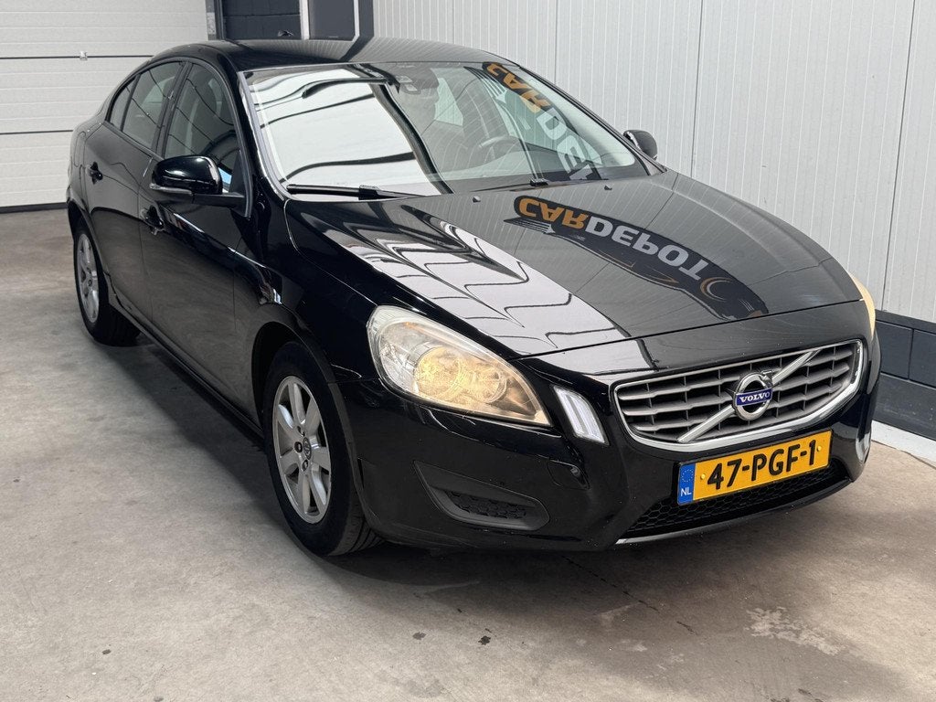 Volvo S60 1.6 T4 Kinetic Super Netjes Vol jaar APK Automaat, Auto's, Volvo, Voorwielaandrijving, Gebruikt, Zwart, 4 cilinders