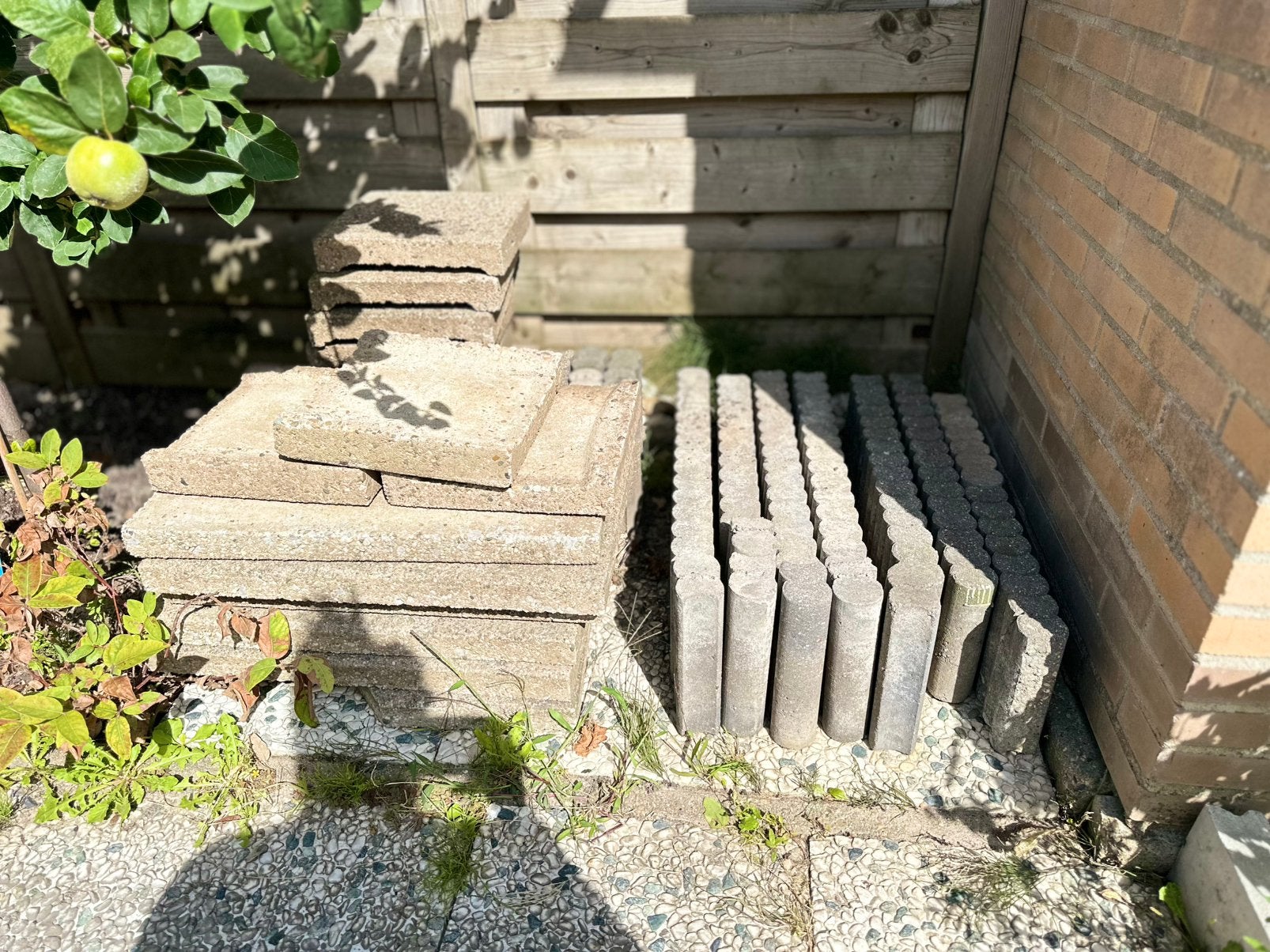 GRATIS OPHALEN gebruikte betontegels en klinkers, Tuin en Terras, Ophalen, Gebruikt, Overige typen, Minder dan 5 m²