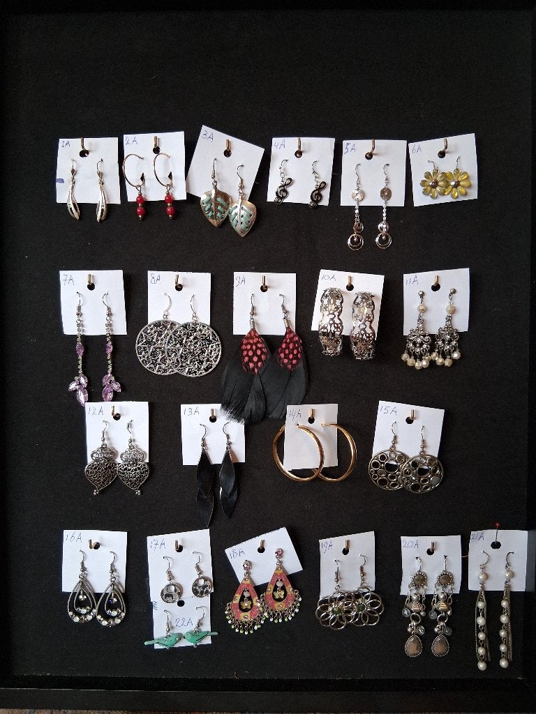 22 Paar verschillende gedragen "Oorbellen"., Overige materialen, Overige kleuren, Ophalen of Verzenden, Hangers