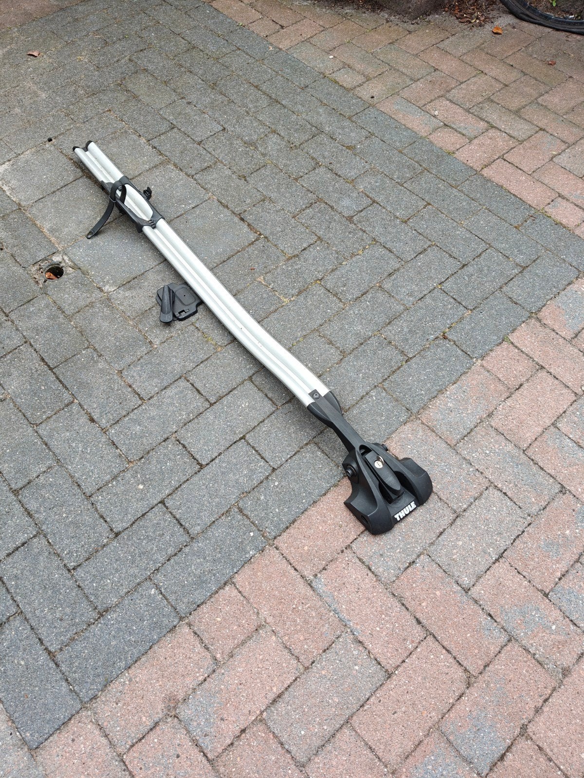 Thule outride met steekasadapter, Ophalen of Verzenden, 1 fiets, Zo goed als nieuw, Dakdrager