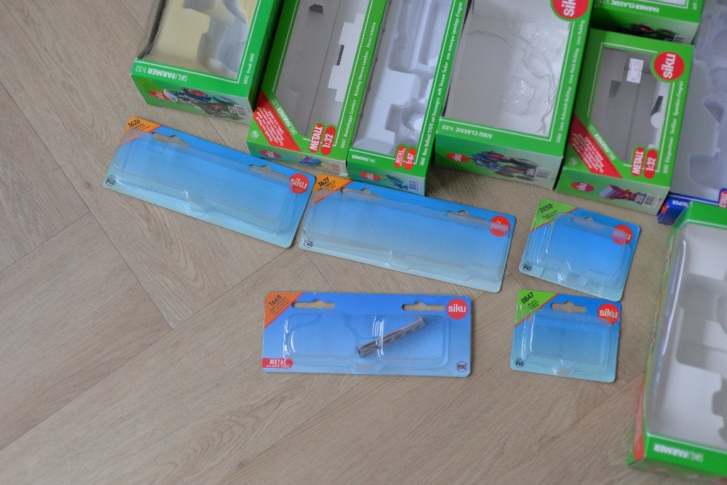 Grote partij Siku landbouw trekkers, etc lege dozen, Ophalen, Gebruikt, -, Siku