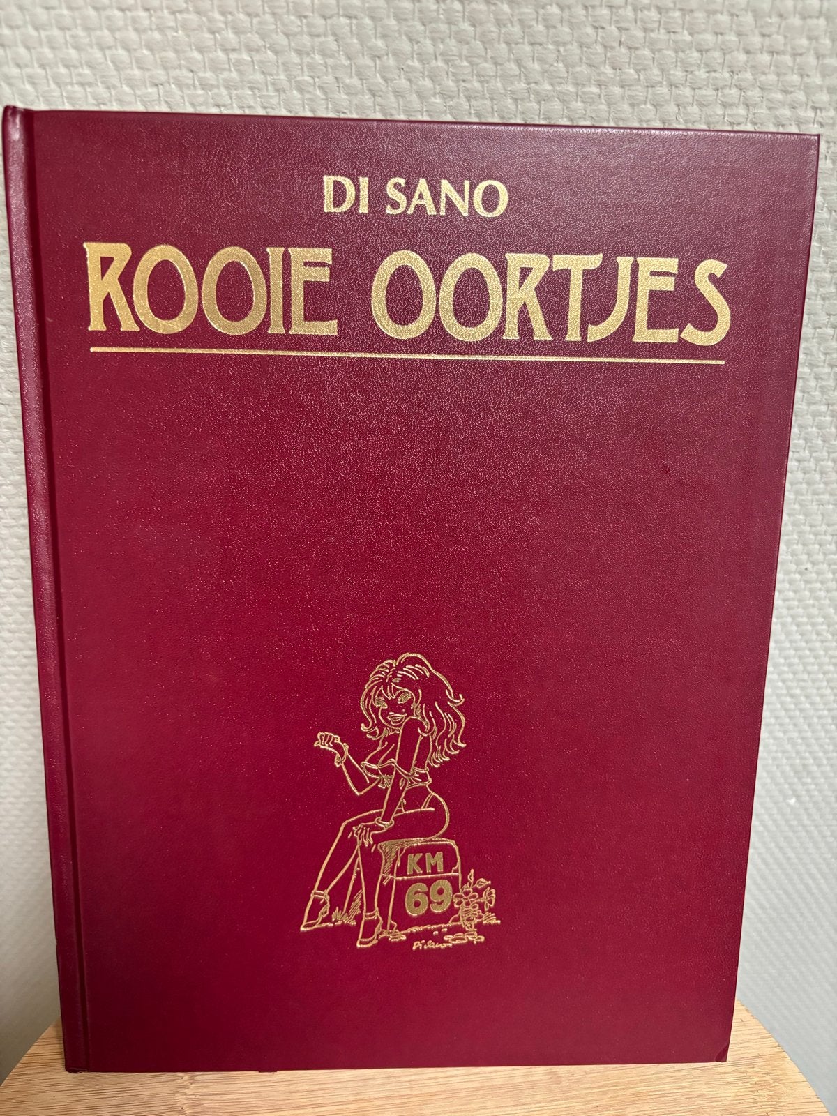 Rooie Oortjes - Di Sano - Hardcover Stripboek, Eén stripboek, Ophalen of Verzenden, Zo goed als nieuw