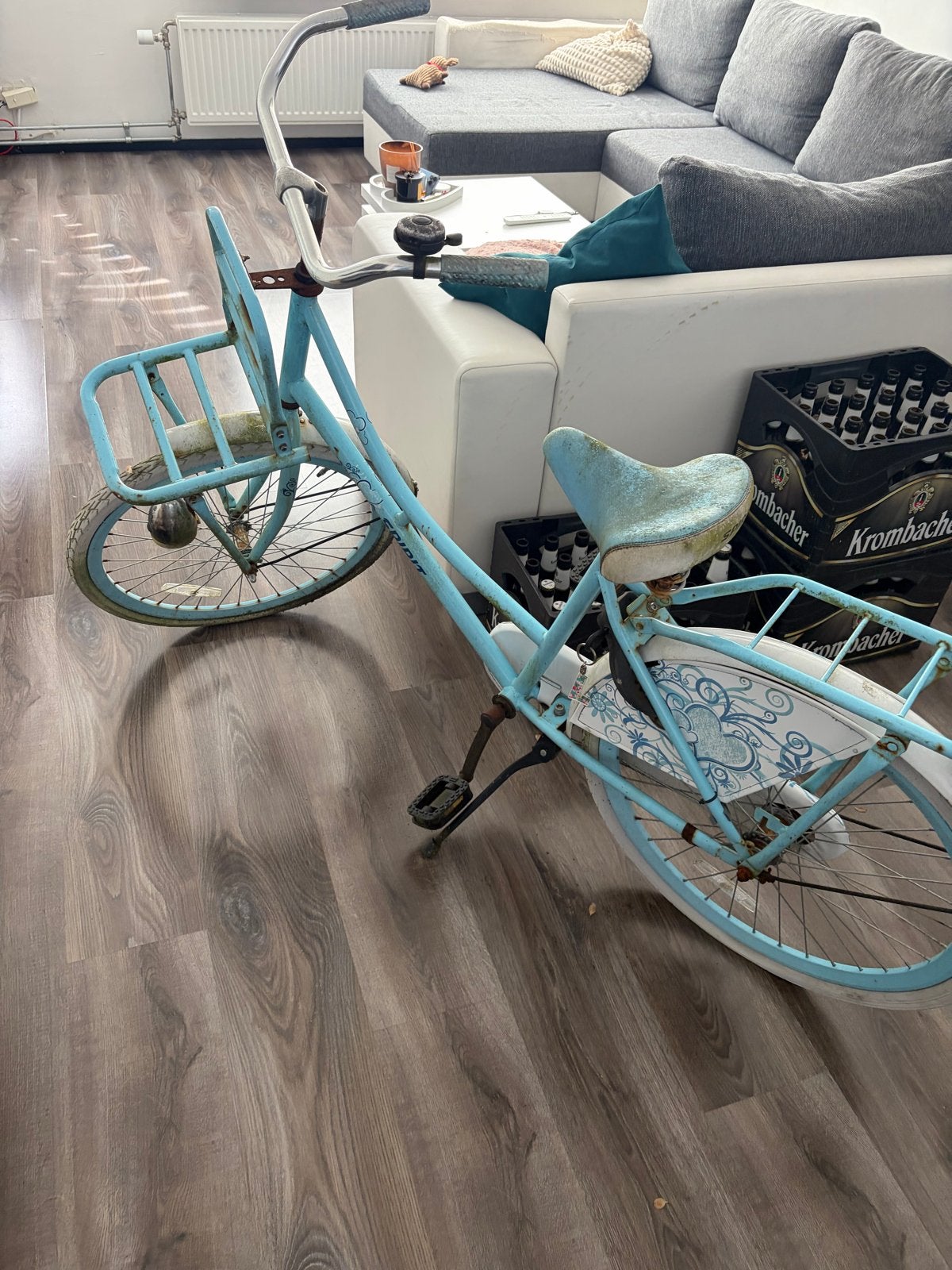 Gratis Vintage lichtblauwe transportfiets met voordrager, Fietsen en Brommers, Fietsen | Dames | Damesfietsen, Terugtraprem, Gebruikt