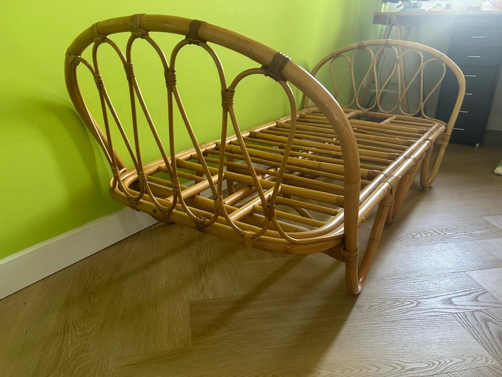 Rotan kleuterbed 70x140 cm, 70 tot 85 cm, 140 tot 160 cm, Zo goed als nieuw, Ophalen