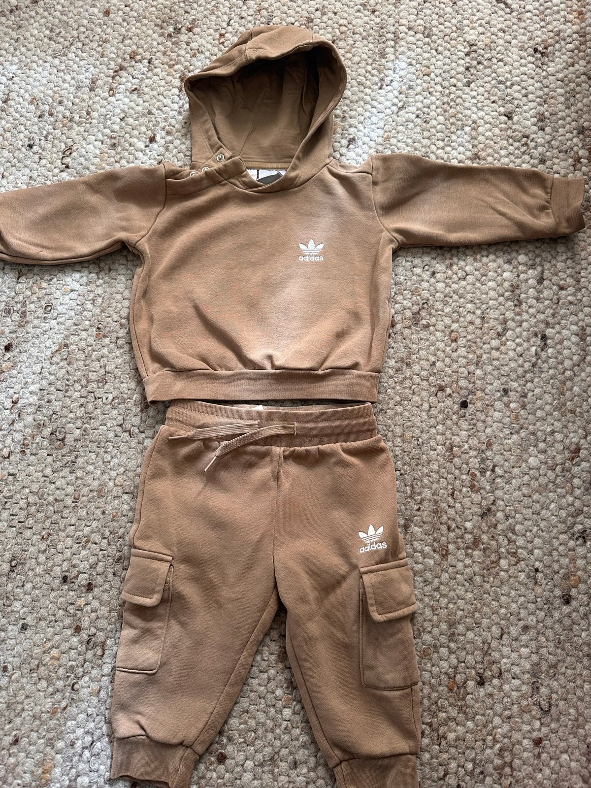 Adidas Originals Adicolor trainingspak lichtbruin maat 80, Ophalen, Zo goed als nieuw, Jongetje of Meisje