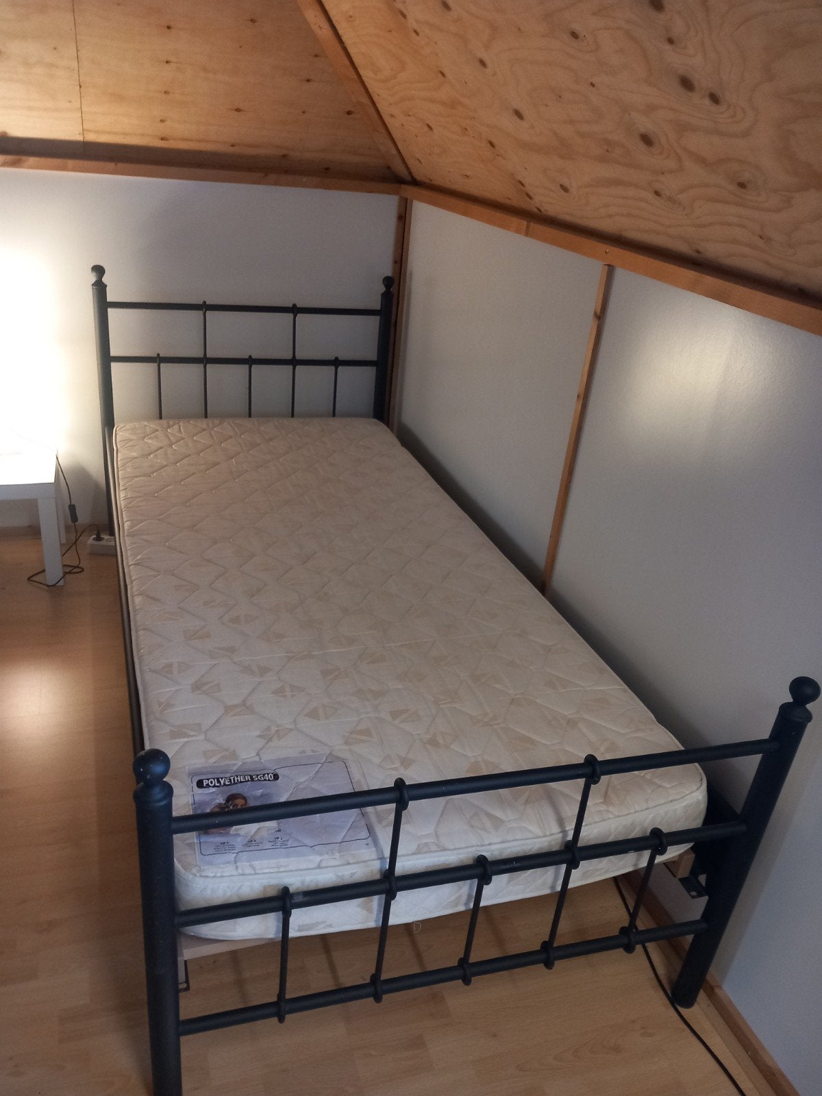 Gratis zwart spijlenbed 90x200 met lattenbodem en matras, Huis en Inrichting, Slaapkamer | Bedden, Ophalen, 90 cm, Eenpersoons