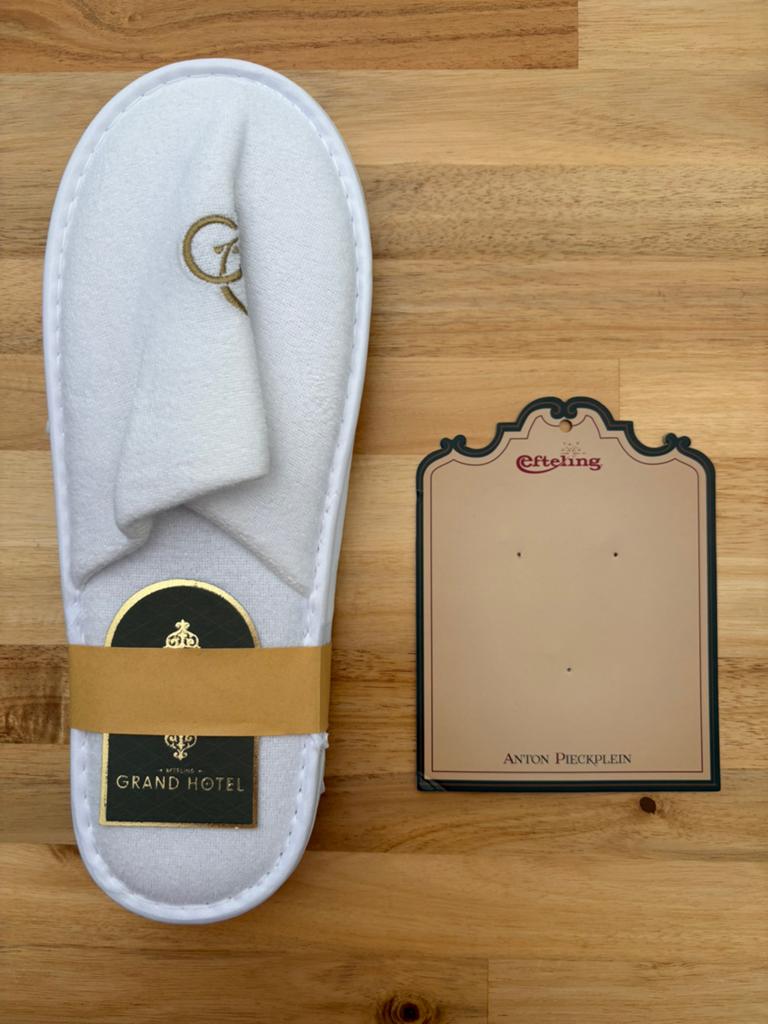 Efteling Grand Hotel Slippers + Pinkaartje Anton Pieck Plein, Verzamelen, Ophalen of Verzenden, Gebruikt