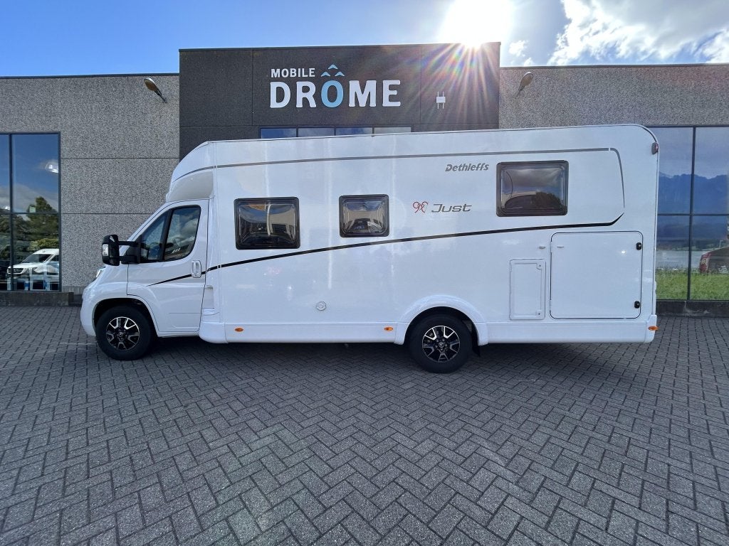Ruime moderne Dethleffs Just 7052DBM met Queensbed, Caravans en Kamperen, Tot en met 2, Bedrijf, Koelkast, Dethleffs