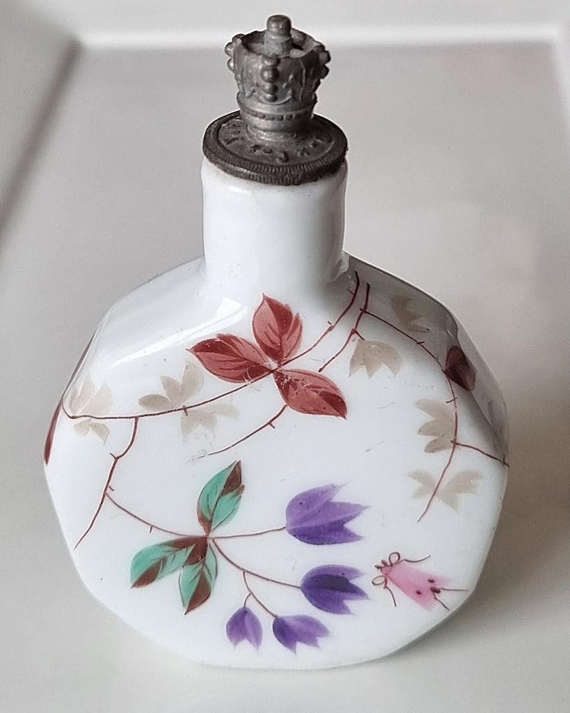 Antiek porselein parfumflesje met kroondop handbeschilderd, Ophalen of Verzenden