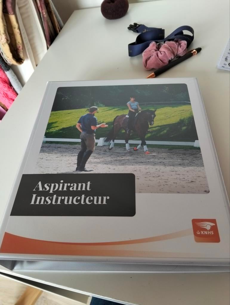 KNHS Aspirant Inspecteur boek - Paardensport Opleiding, Ophalen of Verzenden, Zo goed als nieuw, Overige niveaus, KNHS