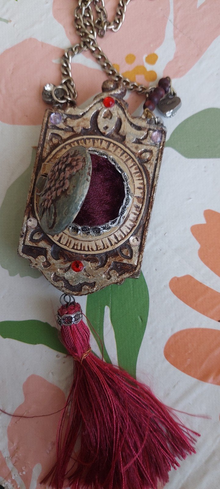 Vintage medaillon ketting met bloemen en kwastje, Overige materialen, Gebruikt, Ophalen of Verzenden, Bloem of Plant