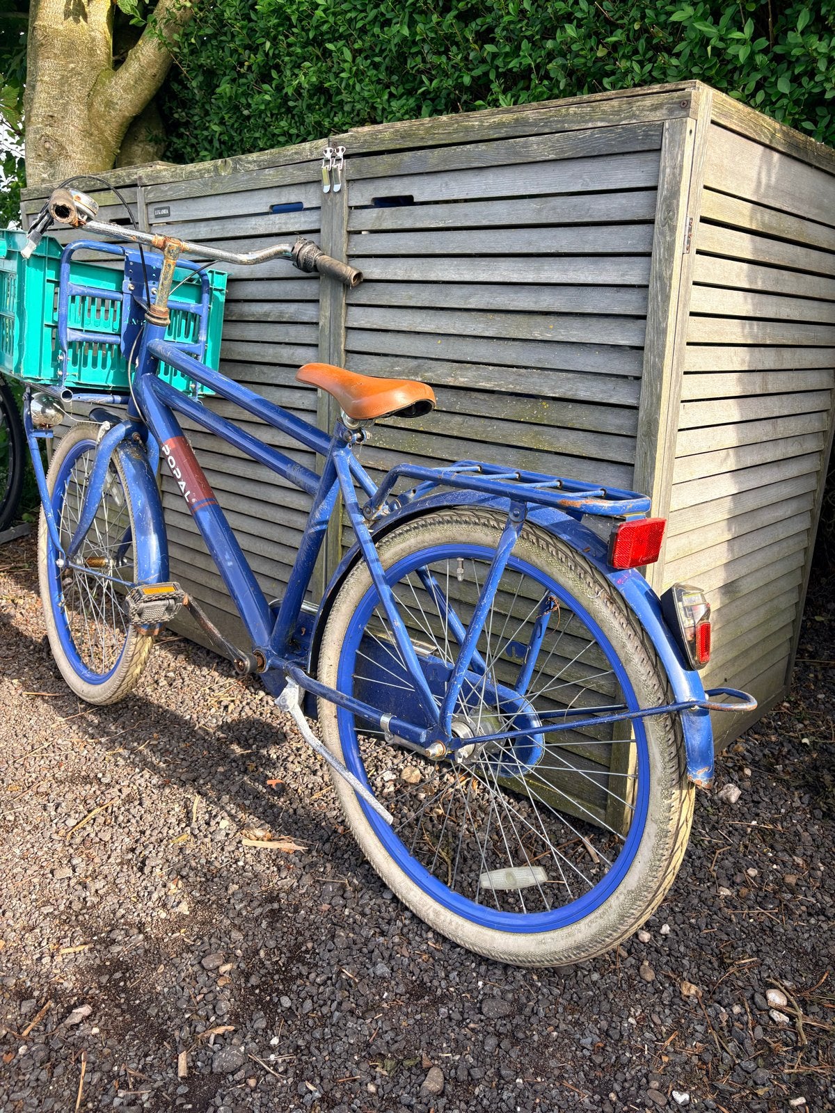 Blauwe Popal fiets met krat en roestplekken, Terugtraprem, Gebruikt, 53 tot 57 cm, Ophalen