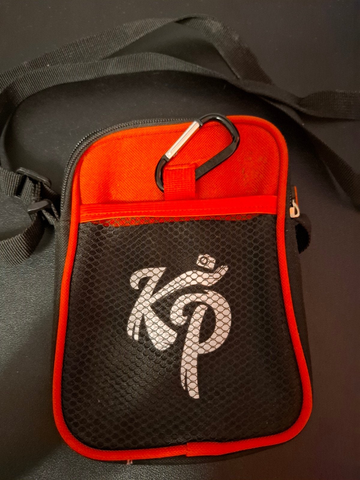 Knolpower KP Schoudertasje Zwart/Rood met Karabijnhaak, Ophalen of Verzenden, Gebruikt, Zwart, Overige merken