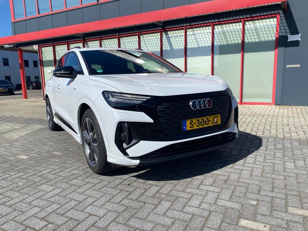 Audi Q4 40 E-tron 77kWh 2xS Line 204pk 2022 metallic wit, Automaat, Achterwielaandrijving, Leder en Stof, Wit