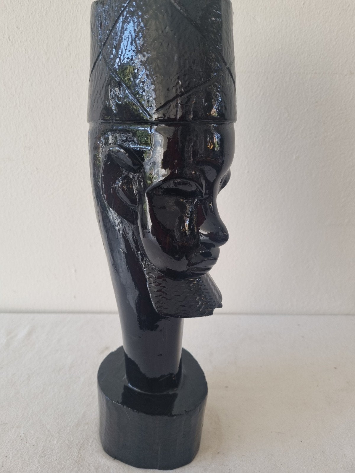 Zwart houten beeld van een man met hoofddeksel, Ophalen of Verzenden, Handgemaakt, Beeld, Hout