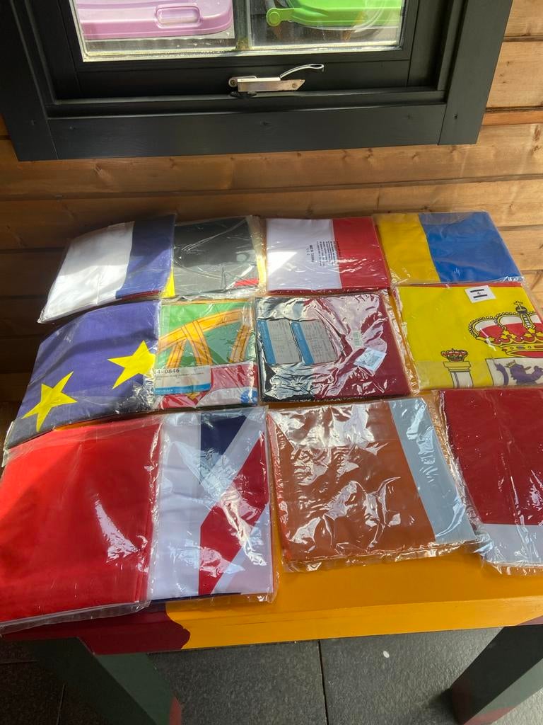 12 Buitenlandse vlaggen, Diversen, Ophalen of Verzenden