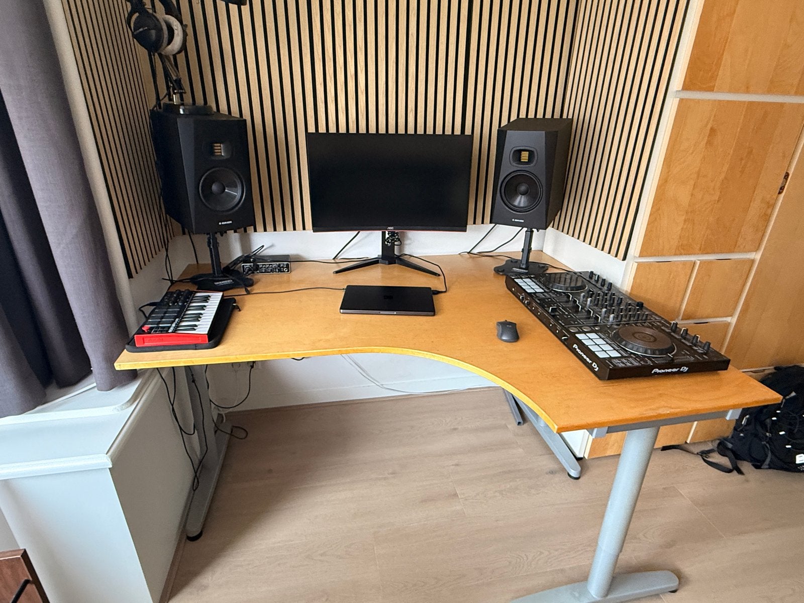 Hoekbureau met verstelbare poten, Huis en Inrichting, Gebruikt, Hout, Hoekbureau, Ophalen of Verzenden