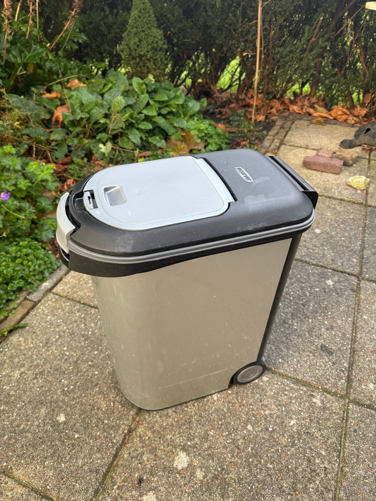 Grote curver voerton 61 x 46 x 27 cm, Ophalen, Hond
