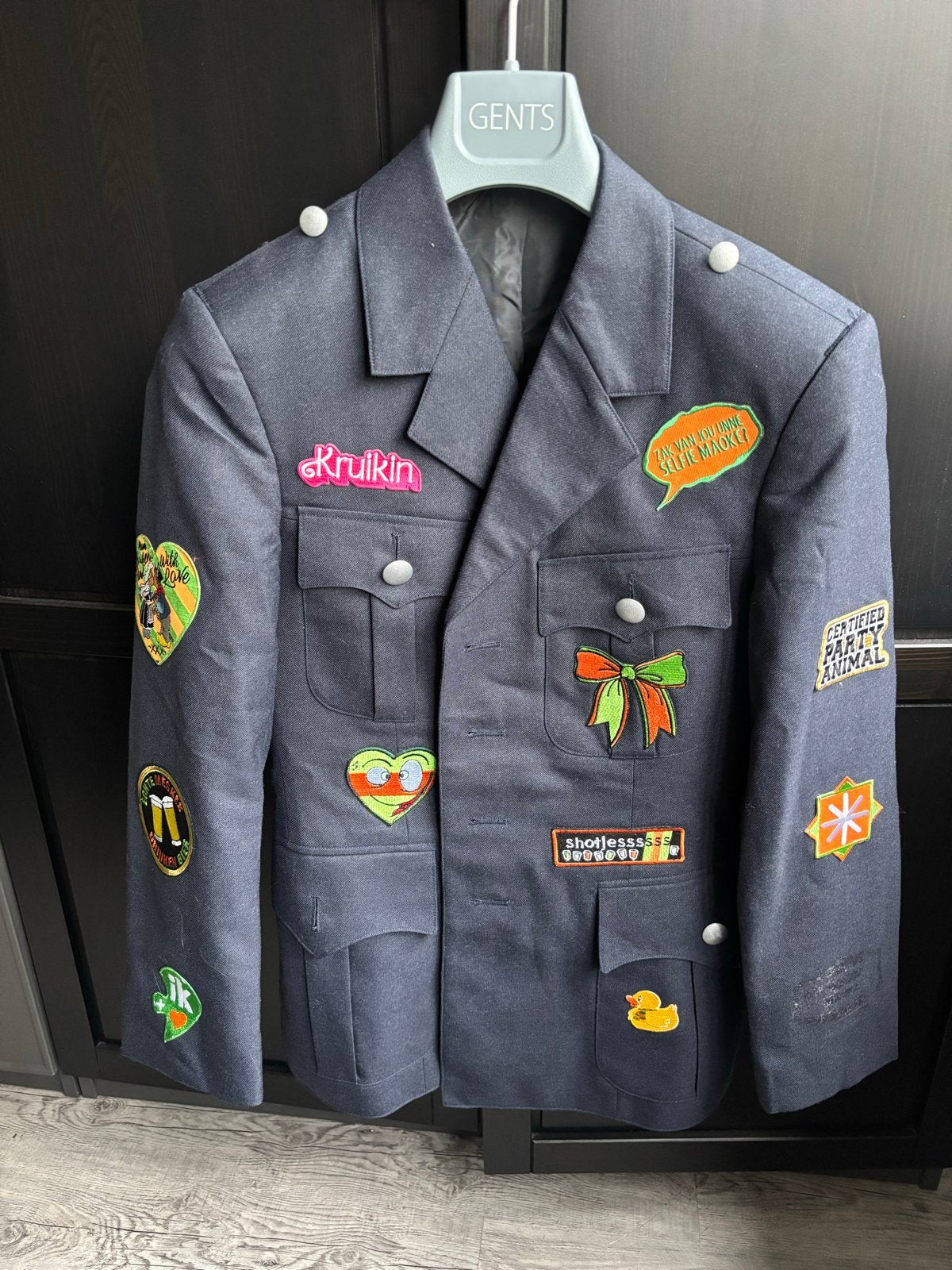 Stevig Kruikenstad jasje M/L vrouw met twee losse emblemen, Ophalen of Verzenden, Gedragen, Carnaval, Kleding