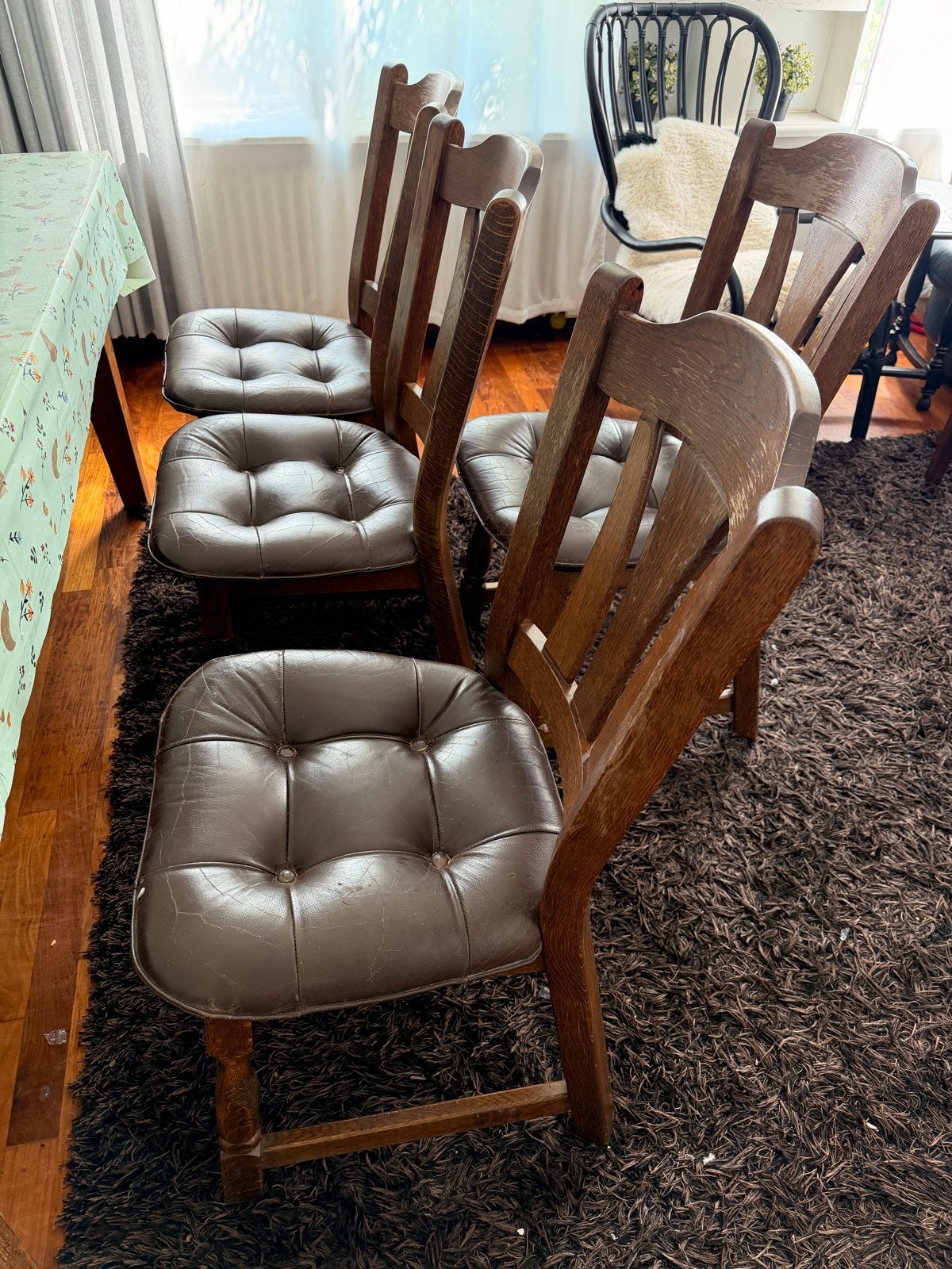 Set van 4 houten eetkamerstoelen met bruine zitting, Gebruikt, Bruin, Ophalen of Verzenden, Vier