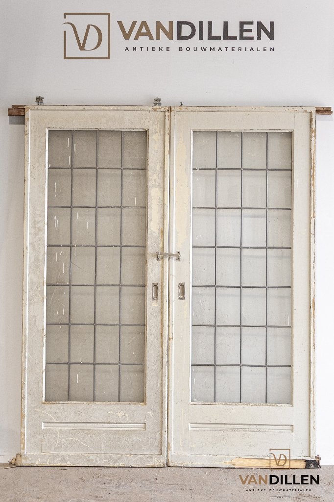 Oude ensuite schuifdeuren met blank glas geblokt
