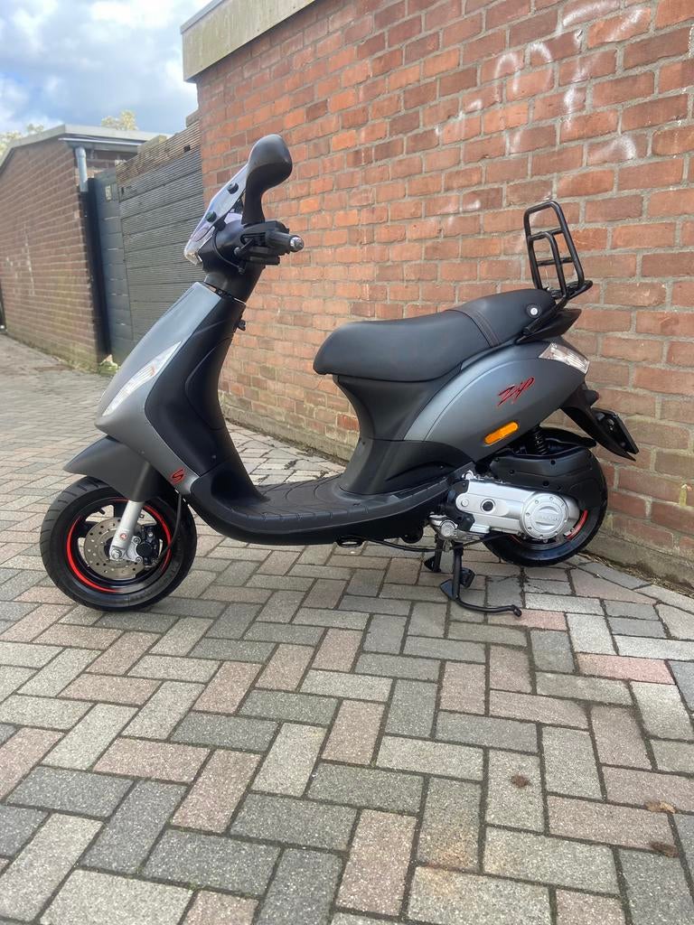 Piaggio Zip 4T 50cc injectie I-Get 2021 brom 4.131 km, Fietsen en Brommers, Scooters | Piaggio, Maximaal 45 km/u, Zip, Nieuw, Ophalen of Verzenden